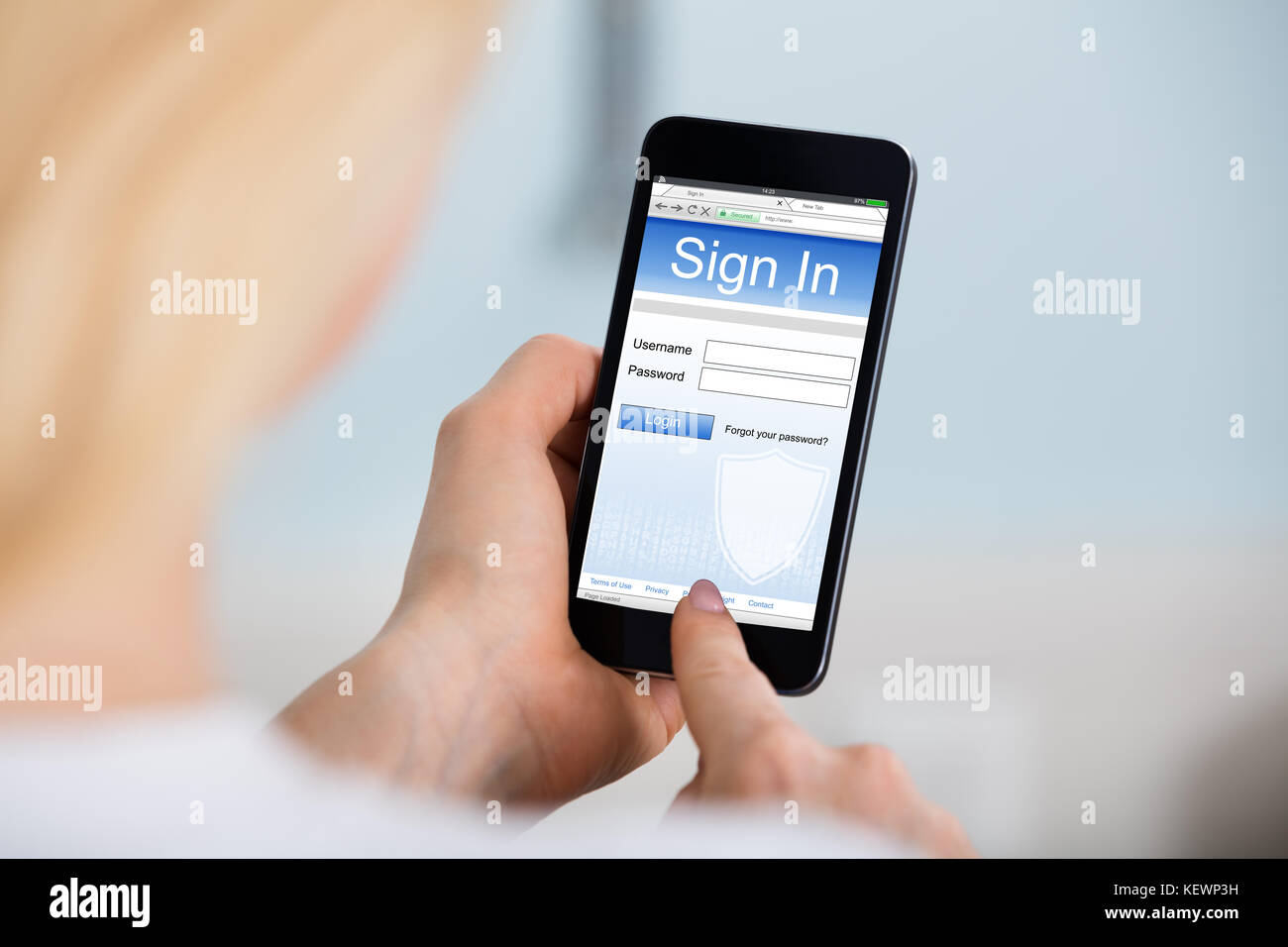 Close-up di giovane donna accedendo al sito web sul telefono cellulare Foto Stock