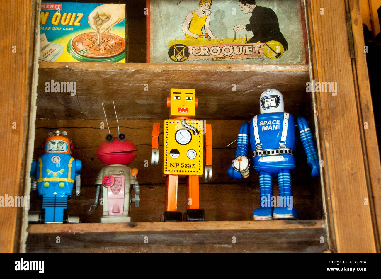 Robot giocattolo seduto su un ripiano Foto Stock