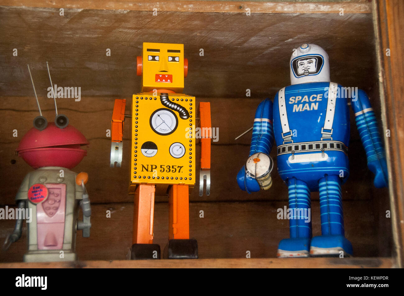 Robot giocattolo seduto su un ripiano Foto Stock