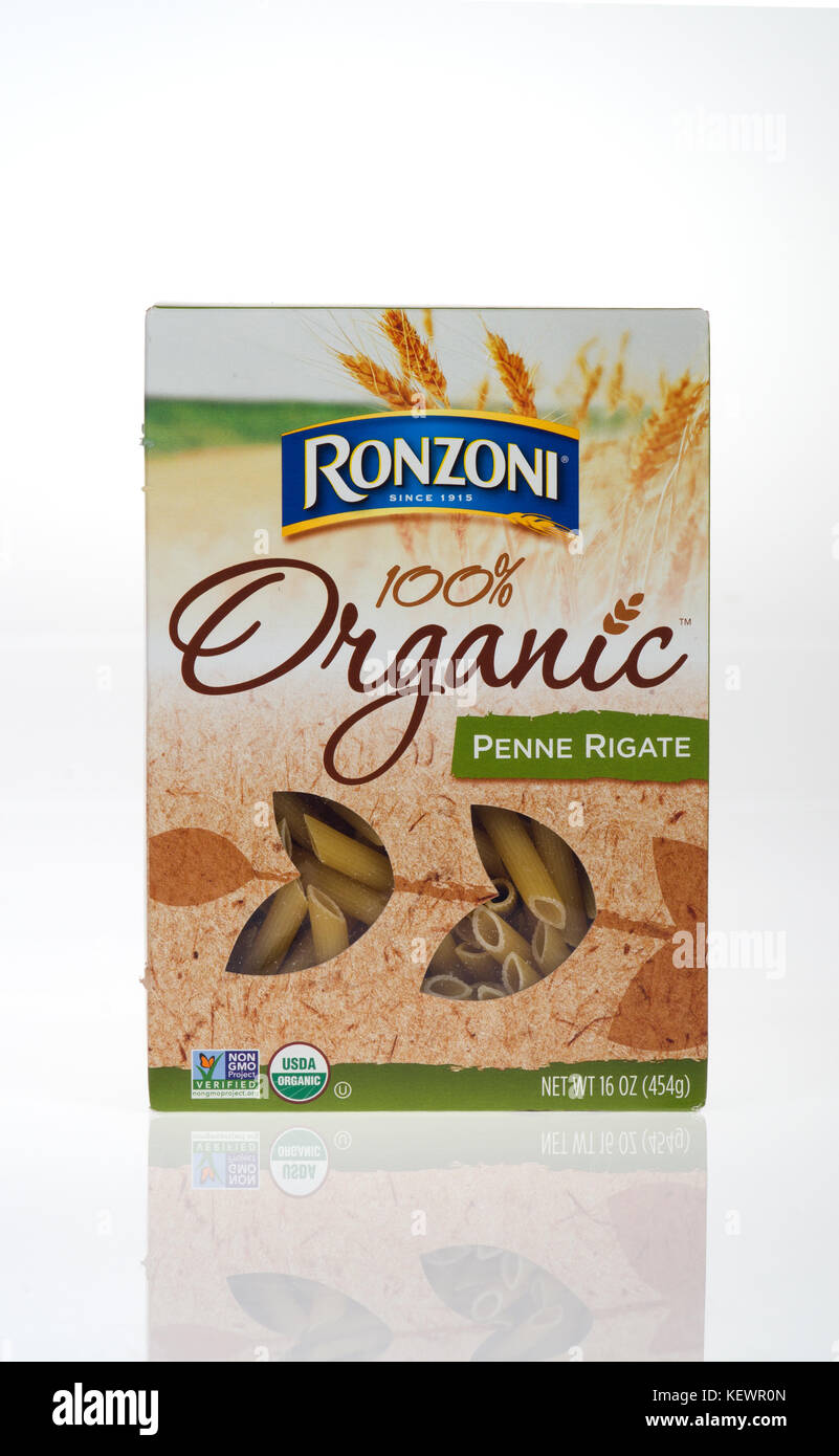 Confezione chiusa di Ronzoni 100% organic Penne Rigate semola pasta di grano su sfondo bianco tagliato fuori USA Foto Stock