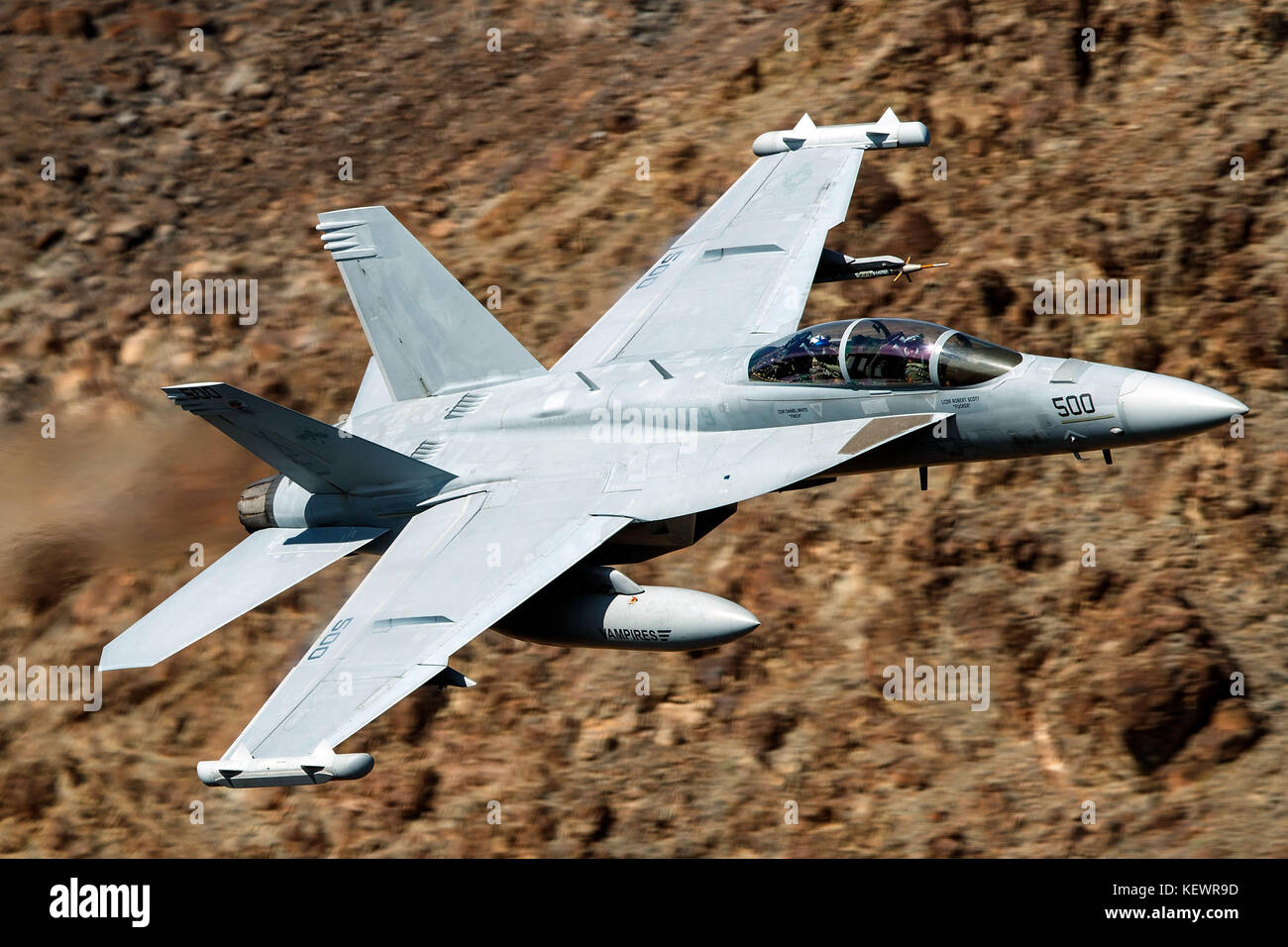 Boeing EA-18G Growler dalla Marina degli Stati Uniti VX-9 Vampiri squadron (XE-500) vola basso livello attraverso la transizione Jedi, Star Wars Canyon, il Parco Nazionale della Valle della Morte, California, Stati Uniti d'America Foto Stock