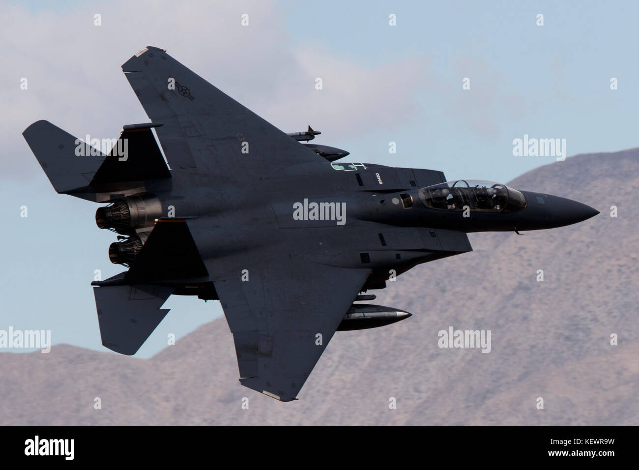 McDonnell-Douglas F-15E Strike Eagle dalla United States Air Force 4° Fighter Wing, Seymour Johnson Air Force Base in North Carolina, vola basso livello attraverso la transizione Jedi Star Wars Canyon, il Parco Nazionale della Valle della Morte, California, Stati Uniti d'America Foto Stock