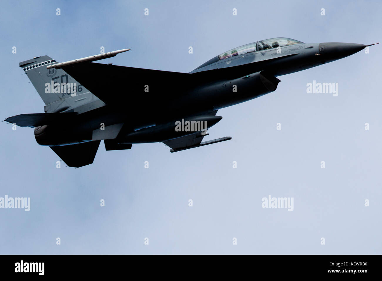 United States Air Force General Dynamics F-16D Fighting Falcon (87-0386) da 412 Test ala, Edwards Air Force Base in California, vola basso livello attraverso la transizione Jedi Star Wars Canyon, il Parco Nazionale della Valle della Morte, California, Stati Uniti d'America Foto Stock