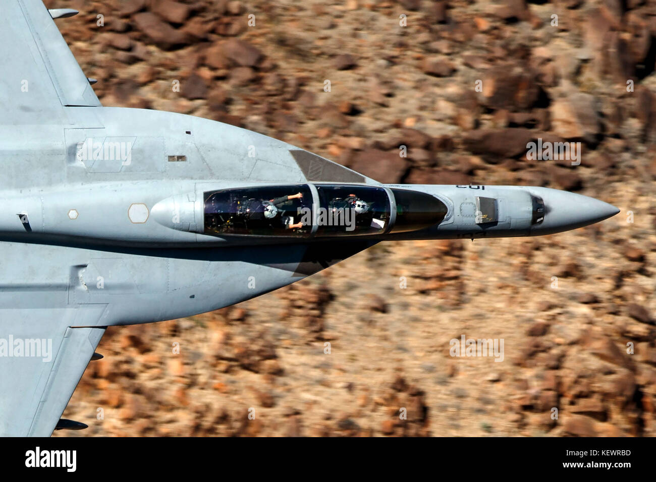 Marina degli Stati Uniti Boeing F/A-18F Super Hornet (NH-103) da VFA-14 Tophatters squadron Naval Air Station Lemoore vola basso livello attraverso la transizione Jedi, Star Wars Canyon, il Parco Nazionale della Valle della Morte, California, Stati Uniti d'America Foto Stock