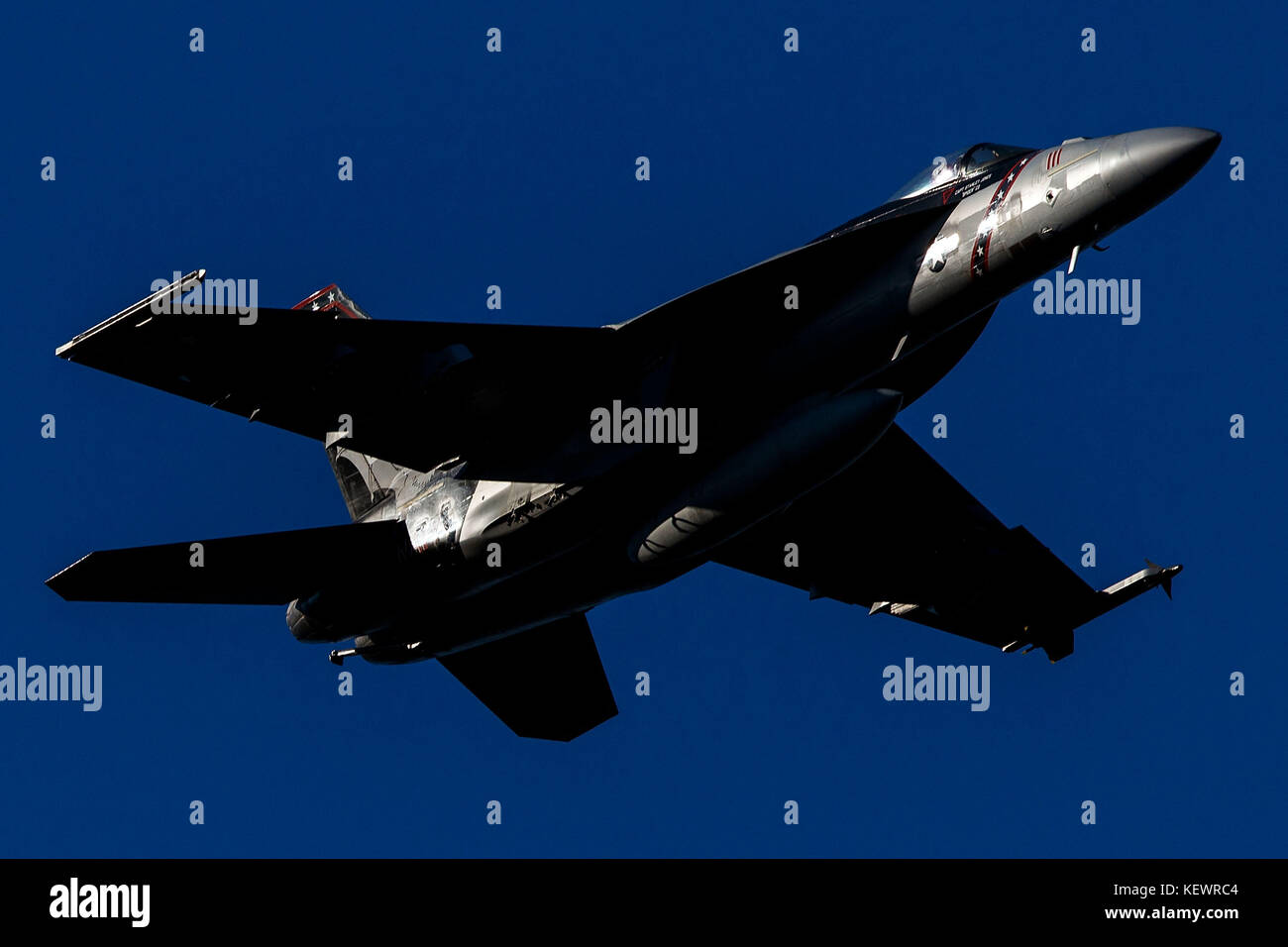 Boeing F/A-18E Super Hornet (XE 111, CAG uccello) dalla Marina degli Stati Uniti VX-9 Vampiri squadron, Naval Air Station armi Cina lago, vola basso livello attraverso la transizione Jedi, Star Wars Canyon, il Parco Nazionale della Valle della Morte, California, Stati Uniti d'America Foto Stock