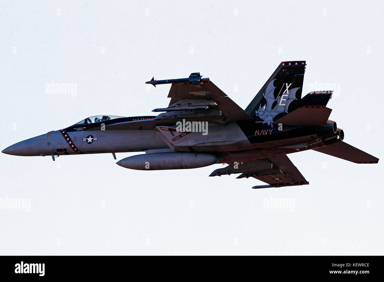 Boeing F/A-18E Super Hornet (XE 111, CAG uccello) dalla Marina degli Stati Uniti VX-9 Vampiri squadron, Naval Air Station armi Cina lago, vola basso livello attraverso la transizione Jedi, Star Wars Canyon, il Parco Nazionale della Valle della Morte, California, Stati Uniti d'America Foto Stock