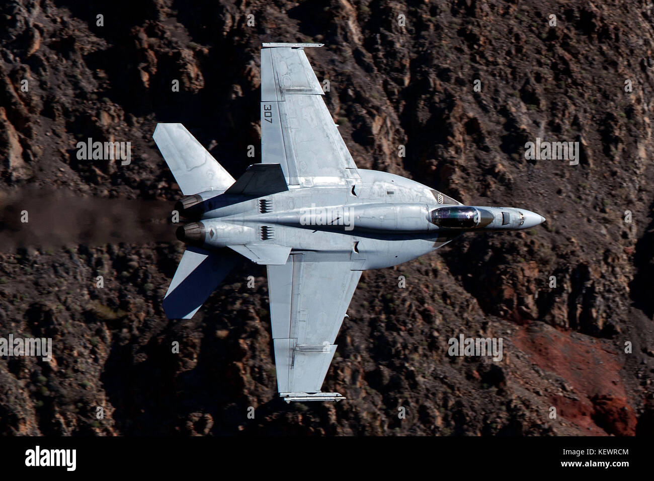 Marina degli Stati Uniti Boeing F/A-18E Super Hornet (NH-307) dall'VFA-146 i diamanti blu squadron Naval Air Station Lemoore, vola basso livello attraverso la transizione Jedi, Star Wars Canyon, il Parco Nazionale della Valle della Morte, California, Stati Uniti d'America Foto Stock