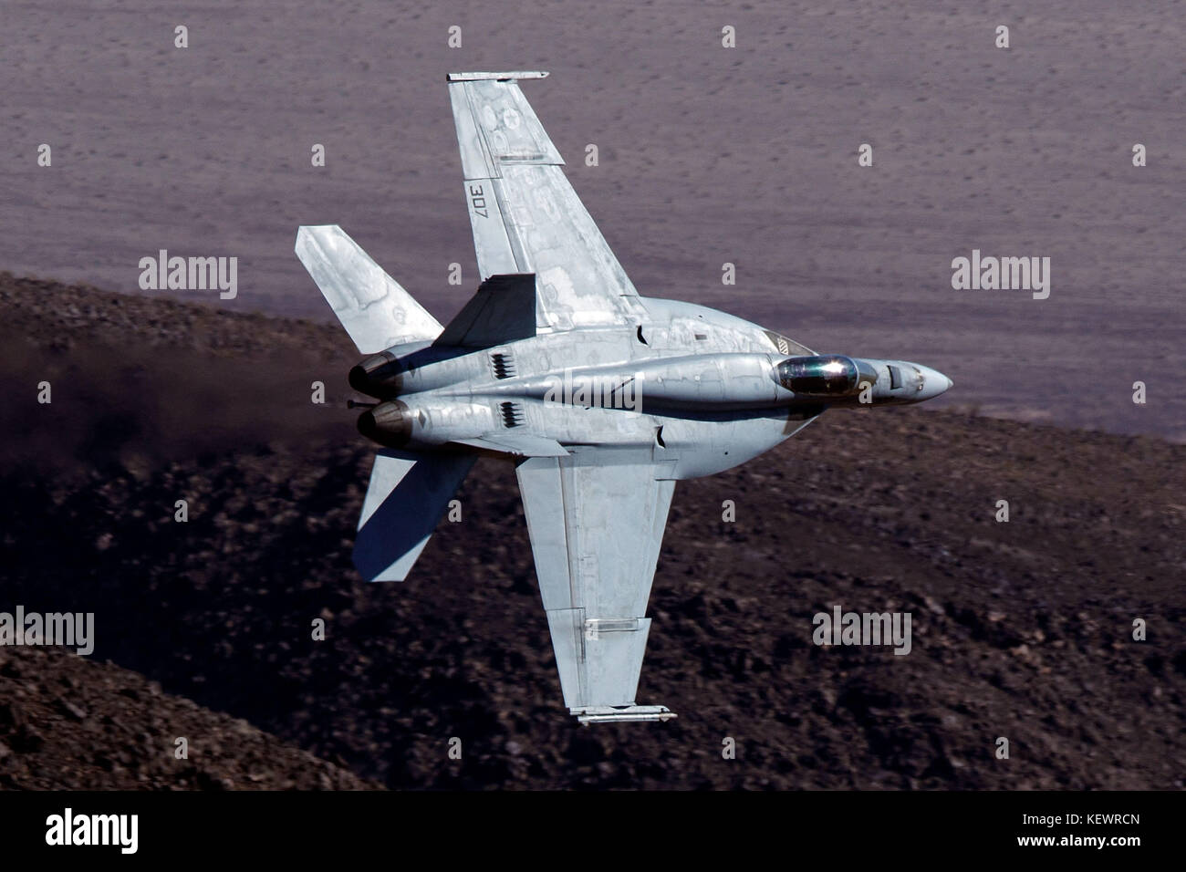 Marina degli Stati Uniti Boeing F/A-18E Super Hornet (NH-307) dall'VFA-146 i diamanti blu squadron Naval Air Station Lemoore, vola basso livello attraverso la transizione Jedi, Star Wars Canyon, il Parco Nazionale della Valle della Morte, California, Stati Uniti d'America Foto Stock