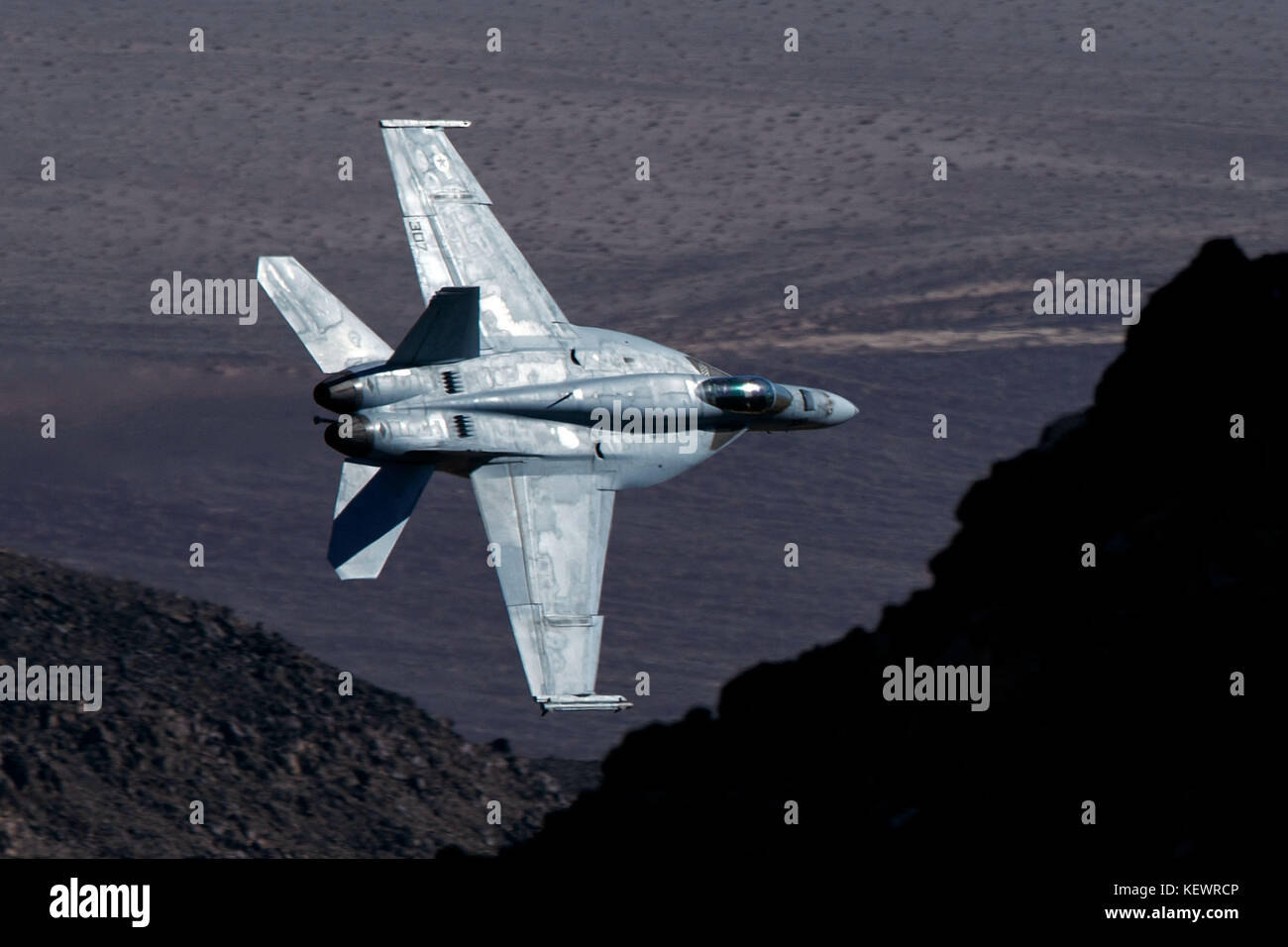 Marina degli Stati Uniti Boeing F/A-18E Super Hornet (NH-307) dall'VFA-146 i diamanti blu squadron Naval Air Station Lemoore, vola basso livello attraverso la transizione Jedi, Star Wars Canyon, il Parco Nazionale della Valle della Morte, California, Stati Uniti d'America Foto Stock