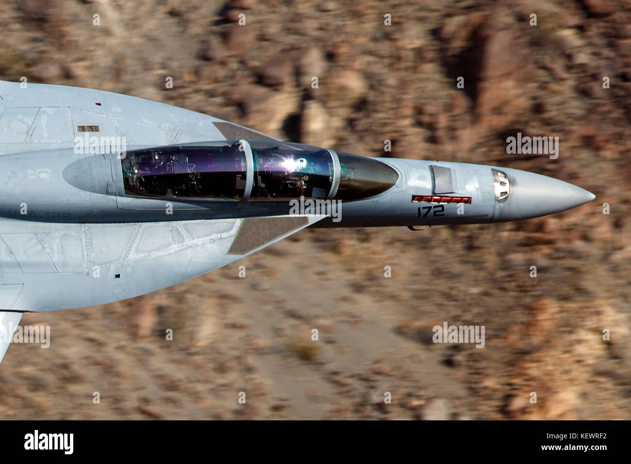 Marina degli Stati Uniti Boeing F/A-18F Super Hornet (NJ 172) dal VFA-122 Aquile Volanti squadron vola basso livello sulla transizione Jedi attraverso Star Wars Canyon / Rainbow Canyon, il Parco Nazionale della Valle della Morte, Panamint Springs, California, Stati Uniti d'America Foto Stock