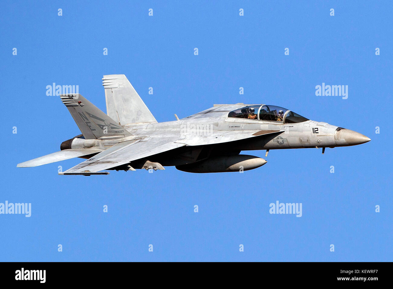 Marina degli Stati Uniti Boeing F/A-18F Super Hornet (NE 112) dal VFA-2 Bounty Hunters squadron, Naval Air Station Lemoore, vola basso livello sulla transizione Jedi attraverso Star Wars Canyon / Rainbow Canyon, il Parco Nazionale della Valle della Morte, Panamint Springs, California, Stati Uniti d'America Foto Stock