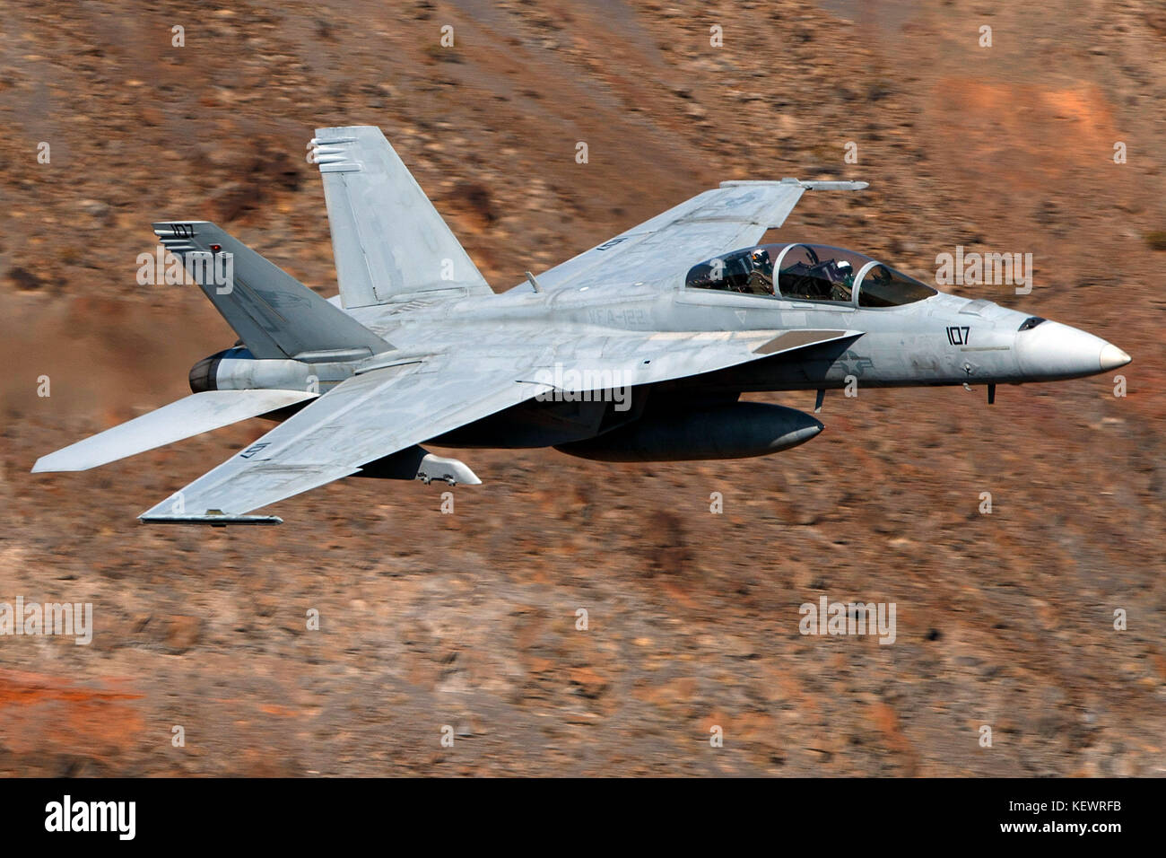 Marina degli Stati Uniti Boeing F/A-18F Super Hornet (NJ 107) dal VFA-122 Aquile Volanti squadron, Naval Air Station Lemoore, vola basso livello sulla transizione Jedi attraverso Star Wars Canyon / Rainbow Canyon, il Parco Nazionale della Valle della Morte, Panamint Springs, California, Stati Uniti d'America Foto Stock