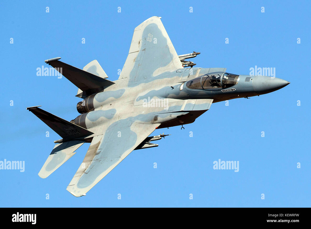 United States Air Force McDonnell-Douglas F-15C Eagle (86-144) dal 144Fighter Wing basato a Fresno Aeroporto Internazionale di Fresno, la California, la California Air National Guard vola basso livello sulla transizione Jedi attraverso Star Wars Canyon / Rainbow Canyon, il Parco Nazionale della Valle della Morte, Panamint Springs, California, Stati Uniti d'America Foto Stock