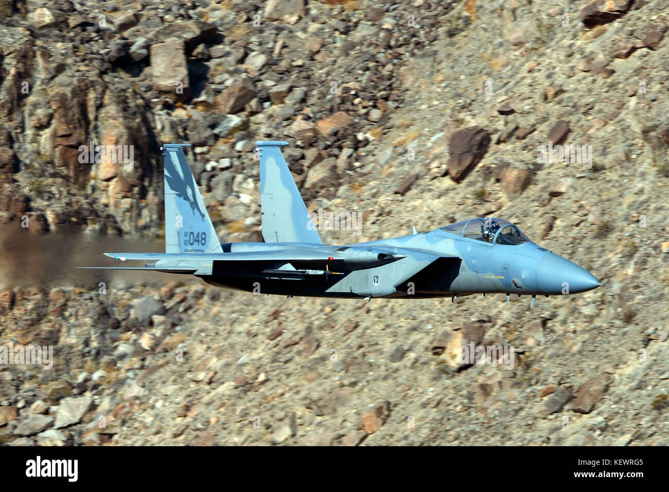 United States Air Force McDonnell-Douglas F-15C Eagle (80-048) dal 144Fighter Wing basato a Fresno Aeroporto Internazionale di Fresno, la California, la California Air National Guard vola basso livello sulla transizione Jedi attraverso Star Wars Canyon / Rainbow Canyon, il Parco Nazionale della Valle della Morte, Panamint Springs, California, Stati Uniti d'America Foto Stock