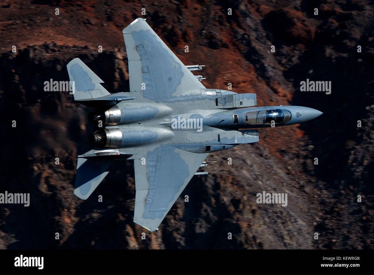 United States Air Force McDonnell-Douglas F-15C Eagle (80-048) dal 144Fighter Wing basato a Fresno Aeroporto Internazionale di Fresno, la California, la California Air National Guard vola basso livello sulla transizione Jedi attraverso Star Wars Canyon / Rainbow Canyon, il Parco Nazionale della Valle della Morte, Panamint Springs, California, Stati Uniti d'America Foto Stock