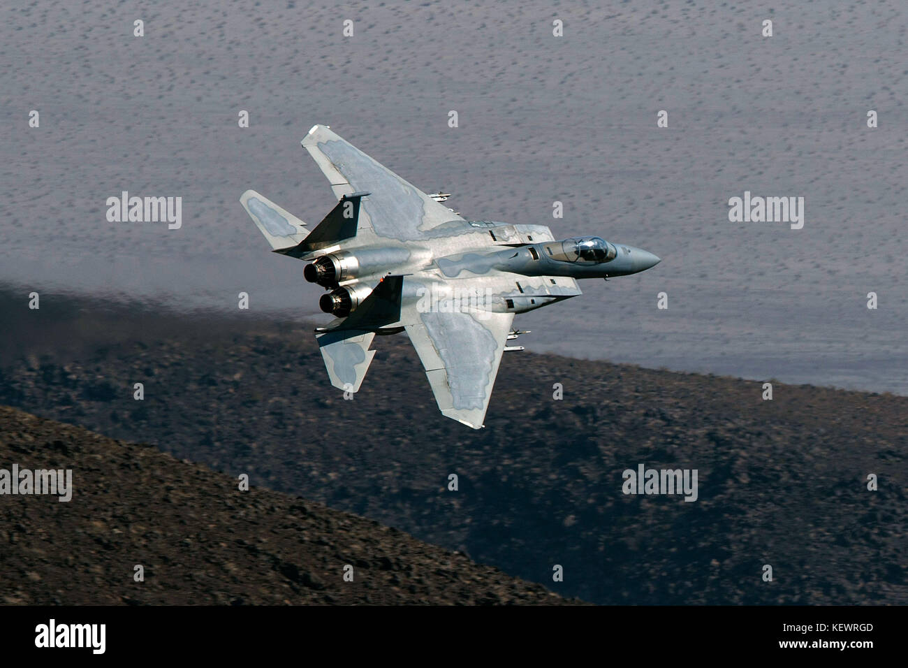 United States Air Force McDonnell-Douglas F-15C Eagle (80-048) dal 144Fighter Wing basato a Fresno Aeroporto Internazionale di Fresno, la California, la California Air National Guard vola basso livello sulla transizione Jedi attraverso Star Wars Canyon / Rainbow Canyon, il Parco Nazionale della Valle della Morte, Panamint Springs, California, Stati Uniti d'America Foto Stock