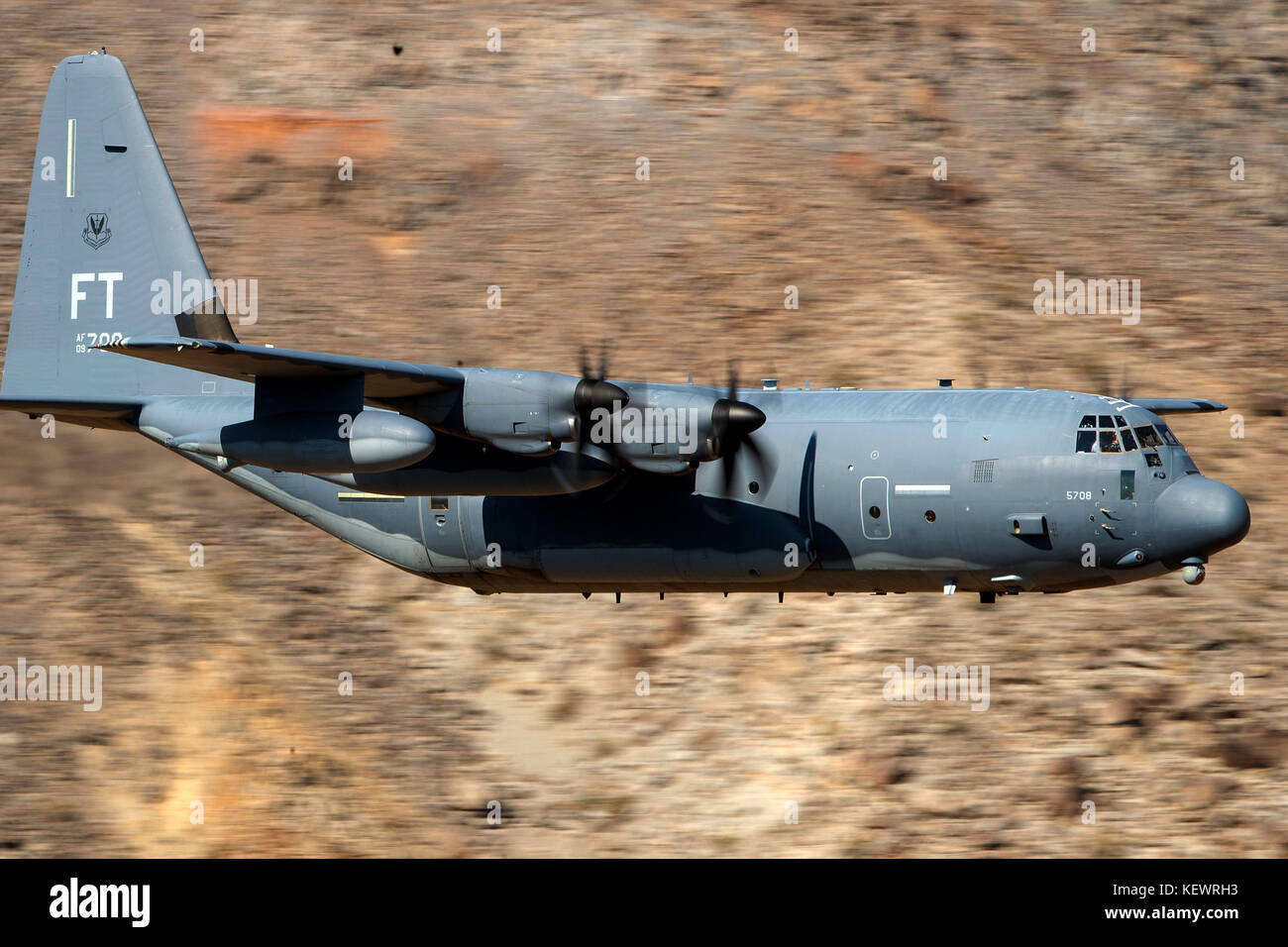 United States Air Force Lockheed HC-130J contro il re II dalla 79th Rescue Squadron, Davis-Monthan Air Force Base, vola basso livello sulla transizione Jedi attraverso Star Wars Canyon / Rainbow Canyon, il Parco Nazionale della Valle della Morte, Panamint Springs, California, Stati Uniti d'America Foto Stock