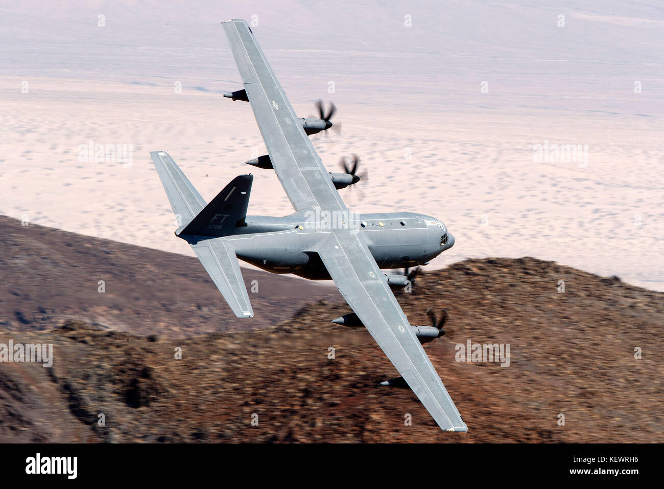 United States Air Force Lockheed HC-130J contro il re II dalla 79th Rescue Squadron, Davis-Monthan Air Force Base, vola basso livello sulla transizione Jedi attraverso Star Wars Canyon / Rainbow Canyon, il Parco Nazionale della Valle della Morte, Panamint Springs, California, Stati Uniti d'America Foto Stock