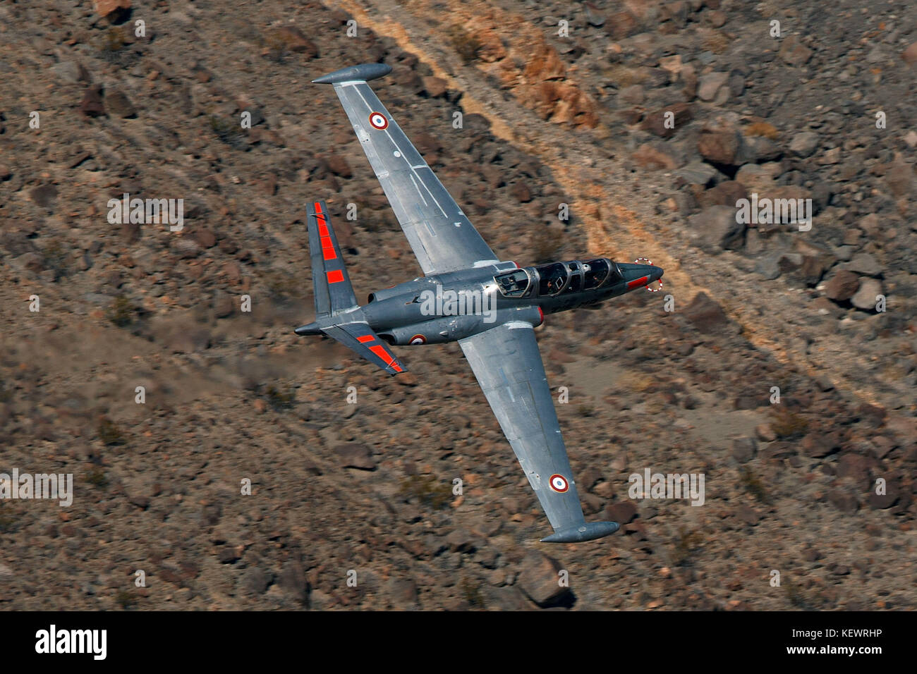 Fouga CM-170 Magister (N315MB) vola basso livello sulla transizione Jedi attraverso Star Wars Canyon / Rainbow Canyon, il Parco Nazionale della Valle della Morte, Panamint Springs, California, Stati Uniti d'America Foto Stock