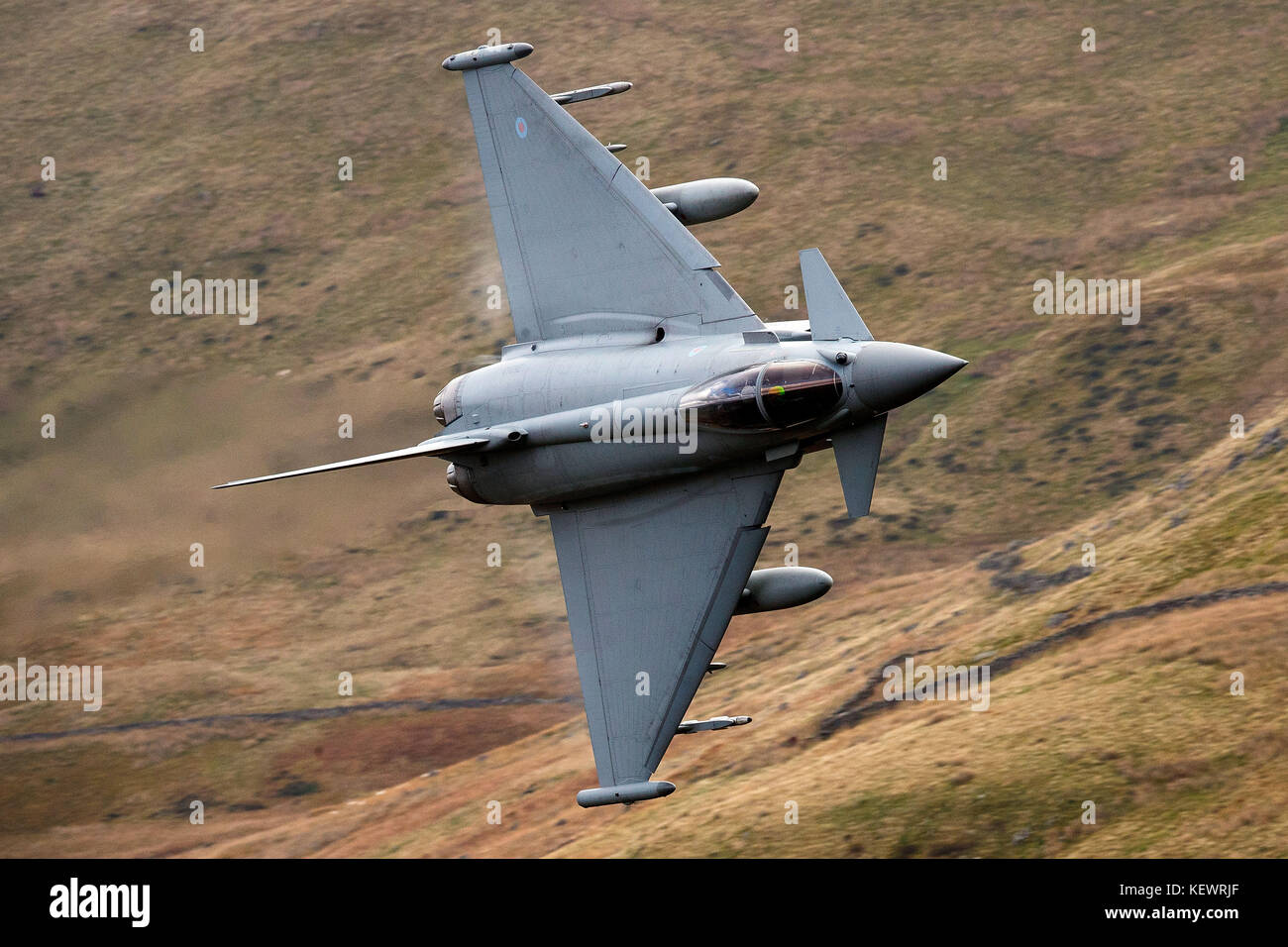 Royal Air Force Eurofighter Typhoon FGR4 (ZK313) vola basso livello attraverso il Mach Loop, Machynlleth, Wales, Regno Unito Foto Stock