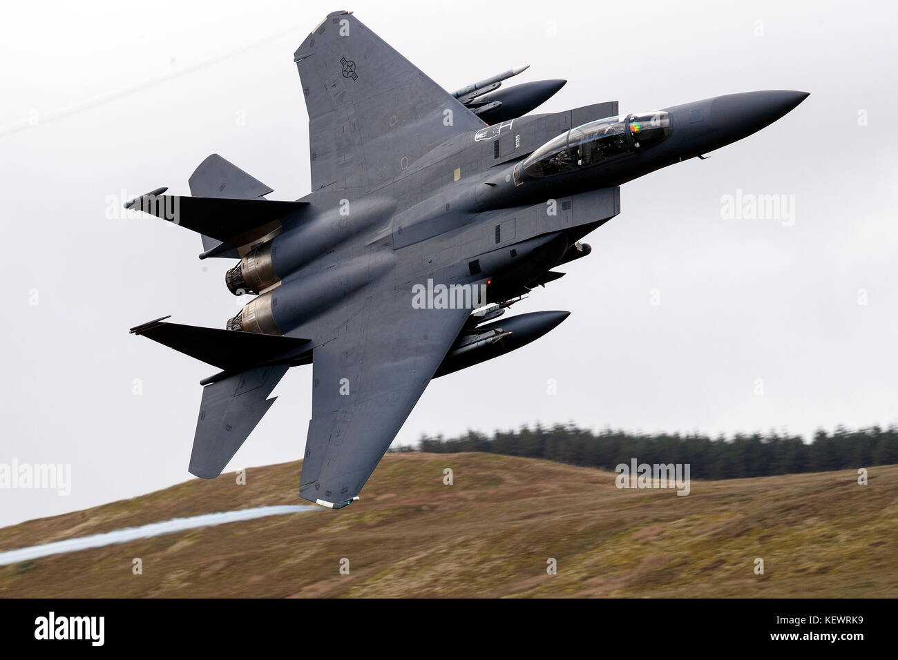 United States Air Force McDonnell-Douglas F-15E Strike Eagle (LN 91-326) dalla 48th Fighter Wing, 494th Fighter Squadron basato a RAF Lakenheath, Inghilterra, vola basso livello attraverso il Mach Loop, Machynlleth, Wales, Regno Unito Foto Stock