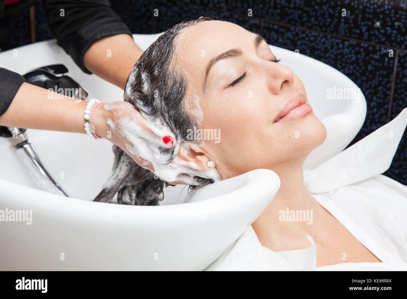 La donna bianca ottenendo un capello procedura di lavaggio in un salone di bellezza Foto Stock