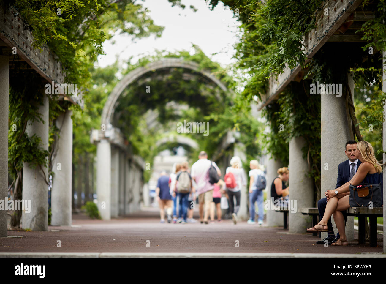 Boston Massachusetts New England America del nord Stati uniti d'America , storico North End park Christopher Columbus Waterfront Park archway marciapiede Foto Stock