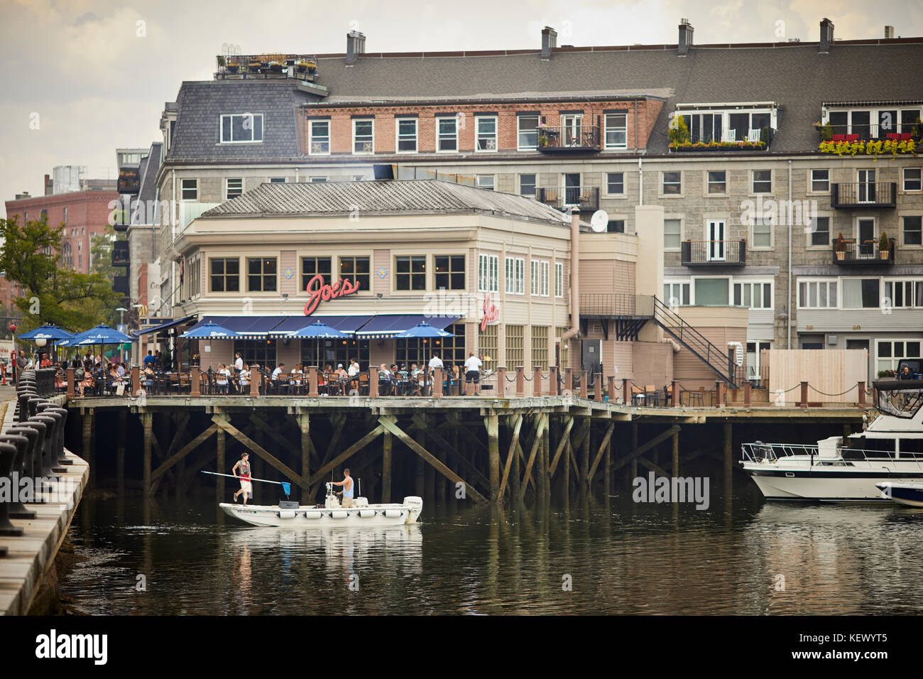 Boston Massachusetts New England America del nord Stati uniti d'America , waterfront Joe's American Bar & Grill sul porto marina Foto Stock