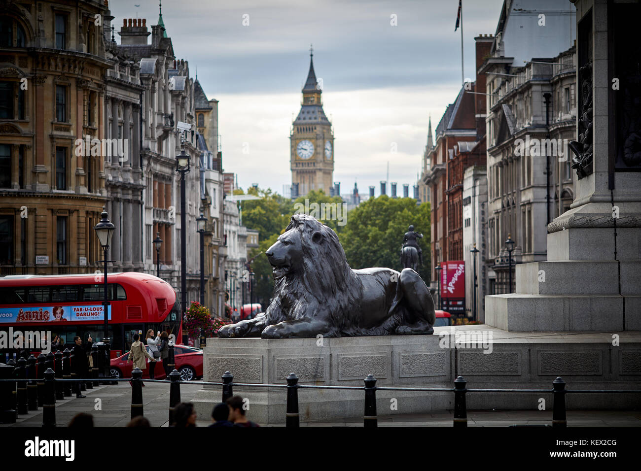 Landmark Trafalgar Square lions City of Westminster incorniciato dal Big Ben clocktower a Londra la città capitale d'Inghilterra Foto Stock