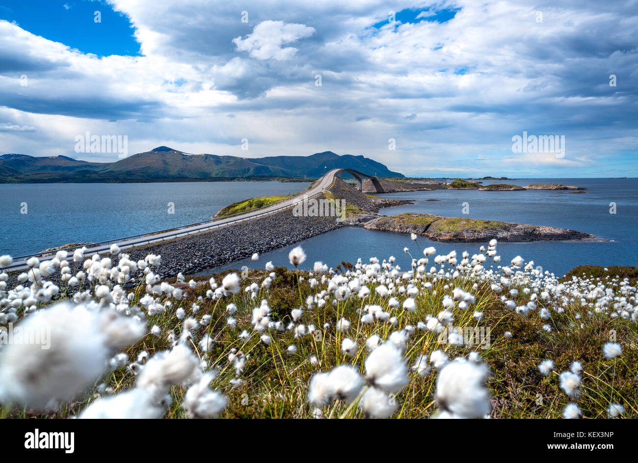 Norvegia Oceano Atlantico su strada o la strada atlantica (atlanterhavsveien) stato insignito del titolo di "costruzione norvegese del secolo'. La strada classi Foto Stock