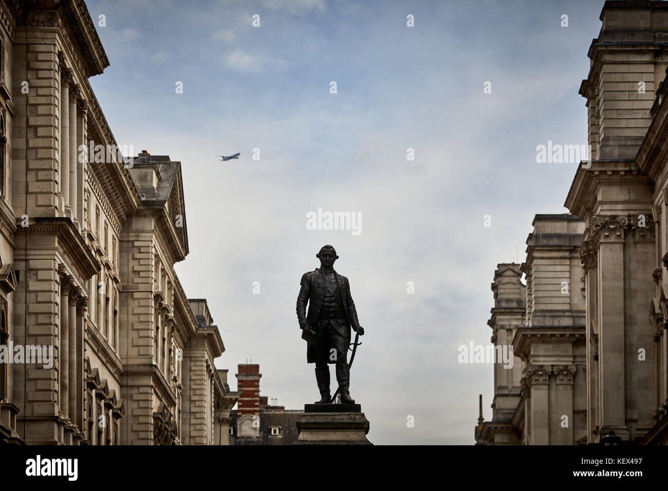 Il Grade ii-elencati statua in bronzo di Robert Clive, primo Baron Clive, da Giovanni Tweed, si trova in King Charles Street, Whitehall a Londra la città capitale Foto Stock