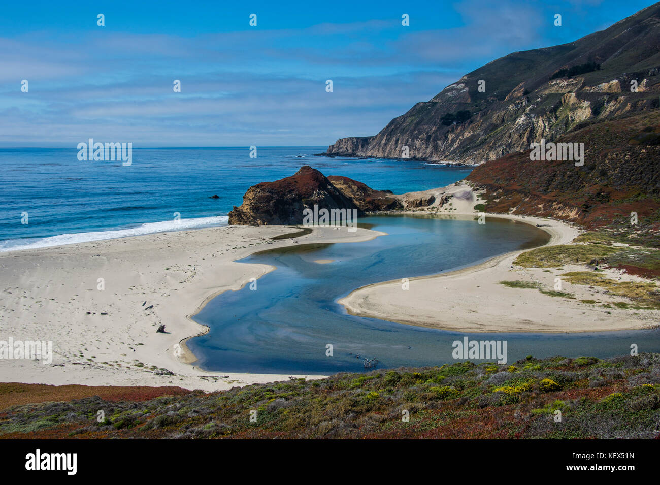 Big Sur fiume che scorre fuori nell' oceano Pacifico a andrew molera state park a sud di Monterey, CA, Big Sur, california, Stati Uniti d'America Foto Stock