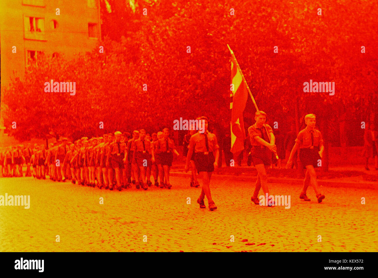 Una fotografia storica raffigurante la Gioventù hitleriana (Hitlerjugend) a Sofia durante la seconda guerra mondiale. L'immagine offre una panoramica sulle attività e la presenza del movimento giovanile nazista nei territori occupati durante la guerra. Foto Stock