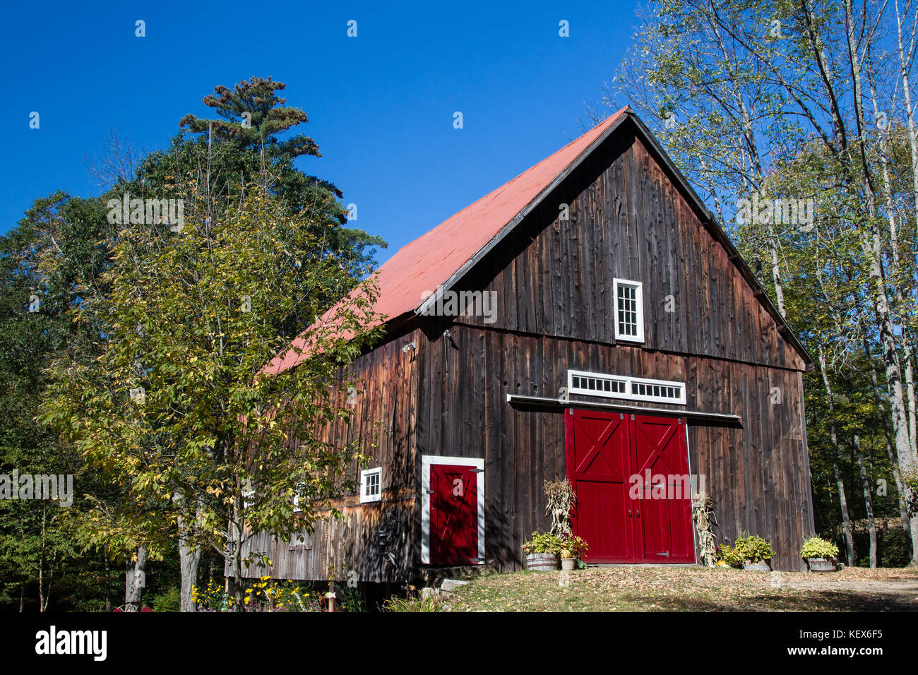 Dal tetto rosso New England barn Foto Stock