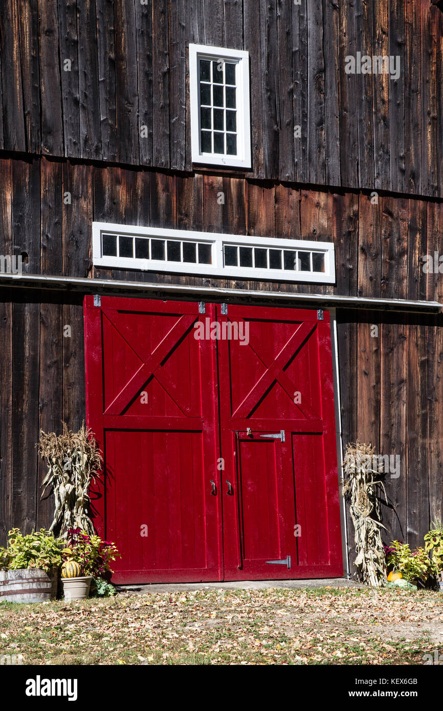 Finestra su un granaio rosso porta nel timpano fine. Jackson, New Hampshire Foto Stock
