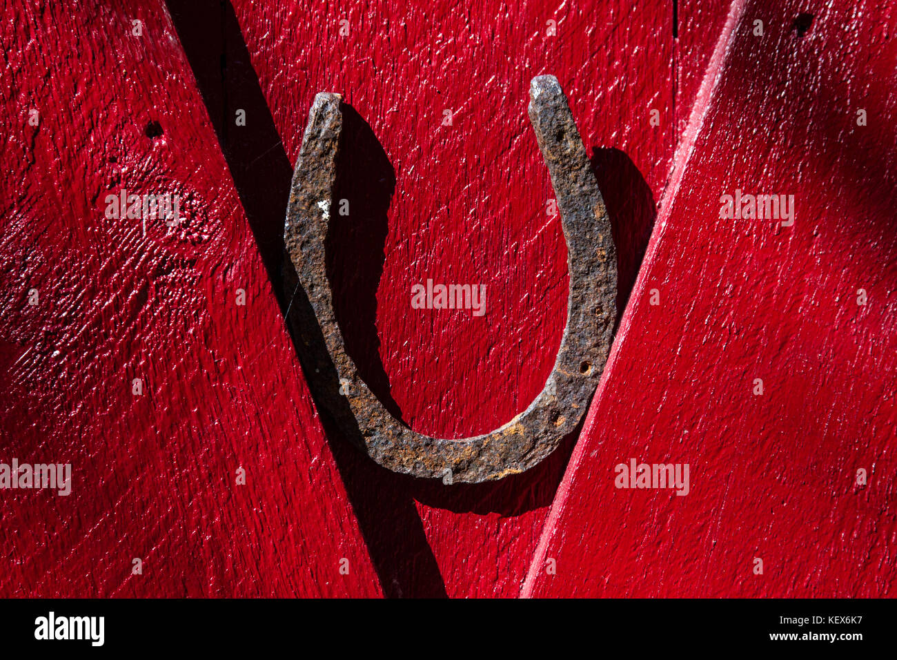 Lucky horseshoe dell'angolo degli assi di una porta del granaio Foto Stock