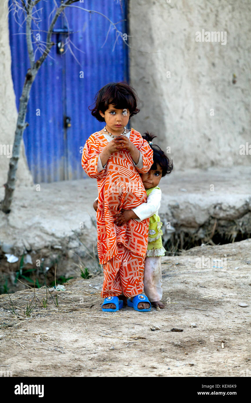 Due piccole bambine afghane in stand by il lato di una strada nella provincia di Helmand in Afghanistan Foto Stock