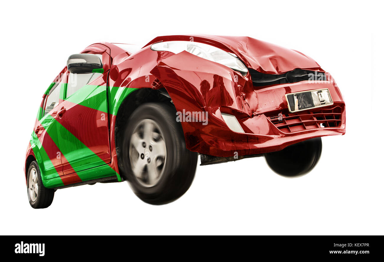 Il verde auto rossa ha danneggiato la parte anteriore. incidente stradale di una vettura isolati su sfondo bianco. battenti auto con pezzo rotto dal crash. Foto Stock