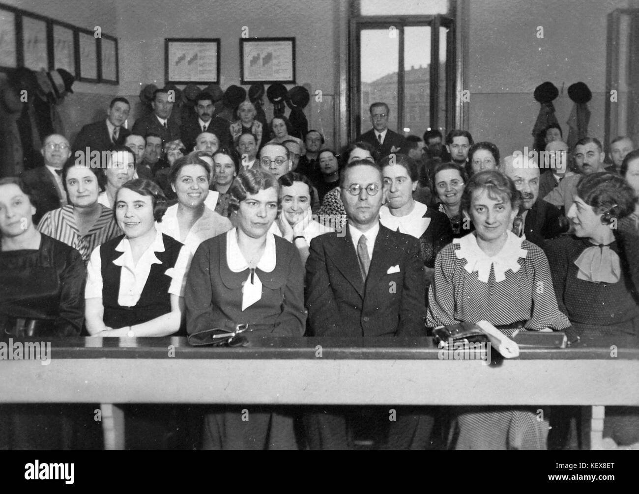 Questa fotografia del 1936, scattata dalla collezione Fortepan, offre uno sguardo storico sulla vita quotidiana degli anni '1930 Offre informazioni sulla moda, lo stile di vita e l'estetica dell'epoca. Foto Stock