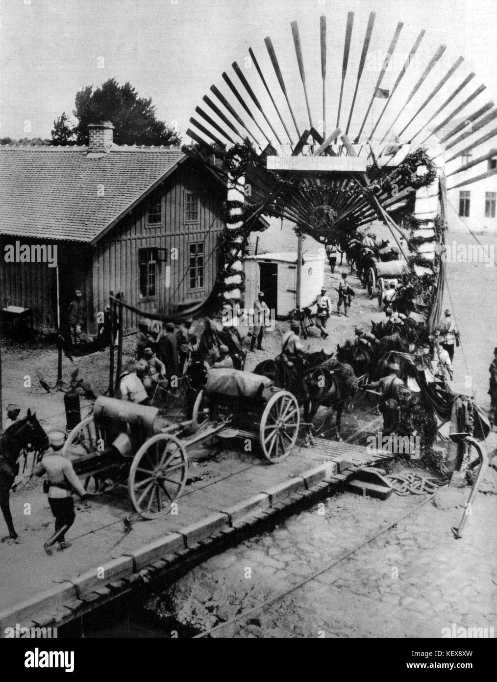 1913 truppe rumeno che arriva sul lato rumeno del Danubio artiglieria passando attraverso un arco trionfale Foto Stock
