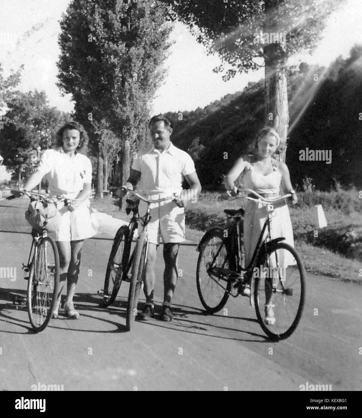 Vicolo, tableau, donna, uomo, bicicletta, zaino Fortepan 2433 Foto Stock