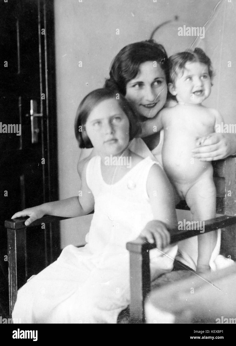 Una fotografia storica del 1936 che mostra una scena catturata dalla collezione Fortepan. Mostra un momento importante nella storia della fotografia, offrendo una visione della cultura visiva della metà del XX secolo. Foto Stock