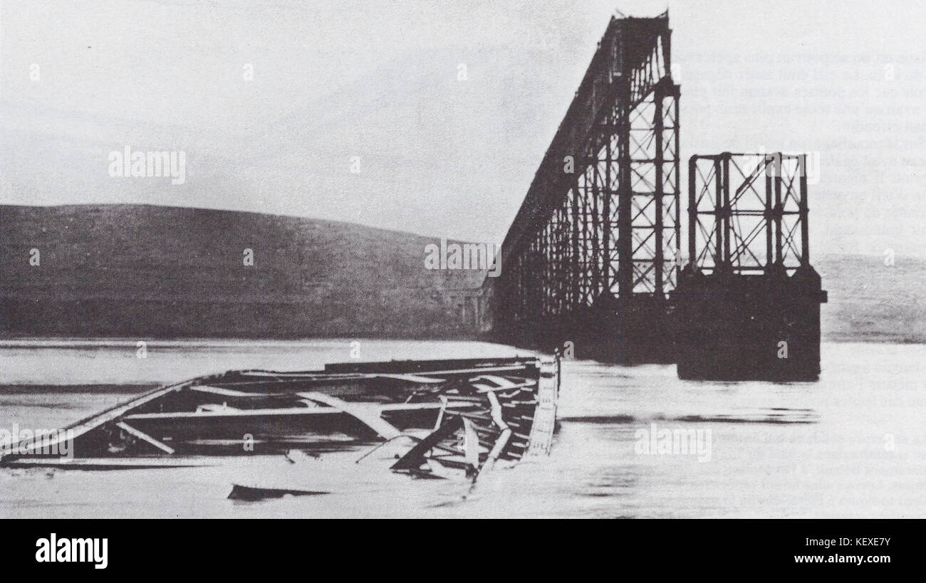 Il disastro del Tay Bridge del 1879 si verificò in Scozia quando il ponte crollò durante una tempesta, uccidendo 75 persone. Questa immagine cattura le conseguenze dell'evento catastrofico, segnando uno dei più tragici fallimenti ingegneristici della storia. Foto Stock