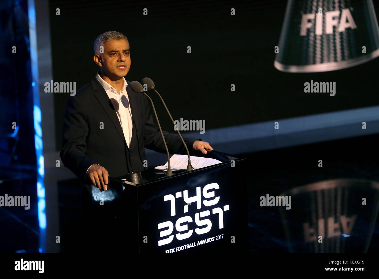 Il sindaco di Londra Sadiq Khan parla sul palco durante i Best FIFA Football Awards 2017 al Palladium Theatre di Londra. Foto Stock