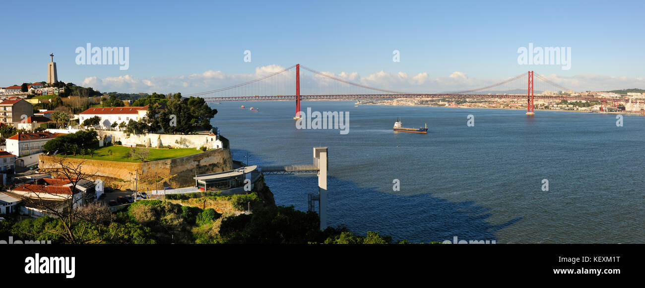 Almada e il fiume Tago. Lisbona, Portogallo Foto Stock