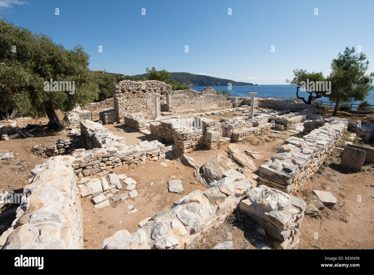 Le rovine di due chiese protocristiane, del V secolo d.c. sul promontorio di Aliki, o Alyki, Thassos, Grecia, isola greca, Settembre Foto Stock