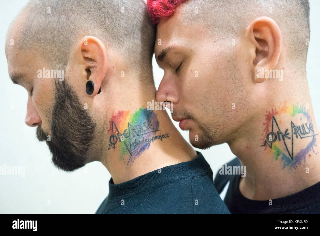 Due uomini mostrano i loro tatuaggi che hanno ottenuto dopo che gli amici sono morti nella tragedia di Pulse Nightclub un anno fa. Foto Stock