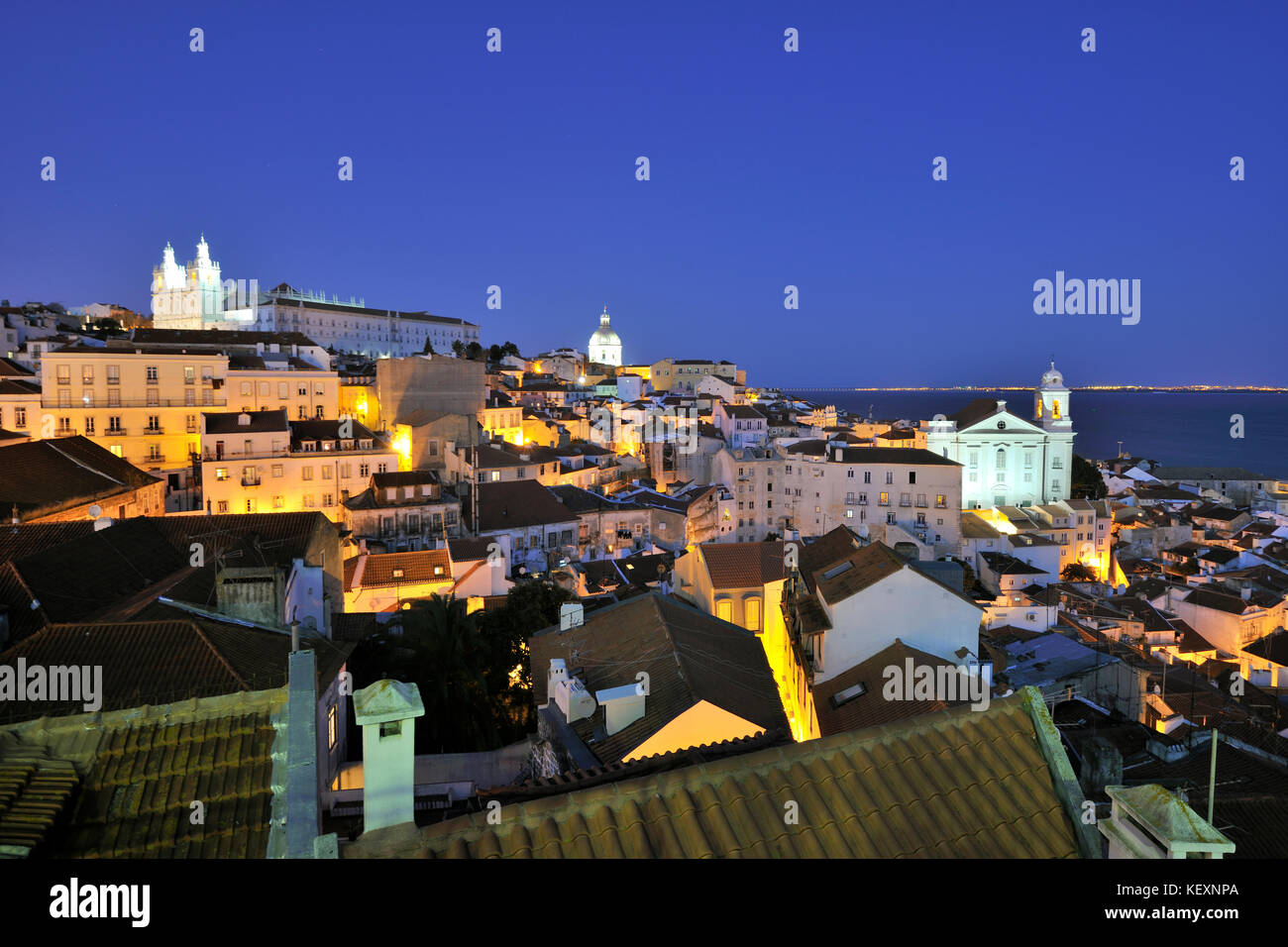 Quartiere di Alfama e il fiume Tago in serata. Portas do sol belvedere. Lisbona, Portogallo Foto Stock