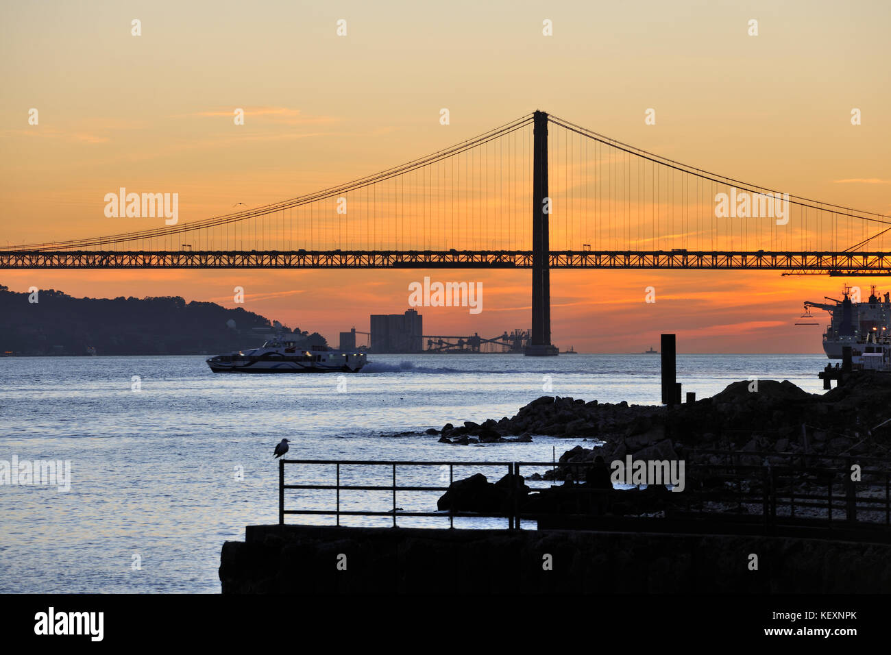 Il fiume Tago e Cais das Colunas al tramonto. Lisbona, Portogallo Foto Stock