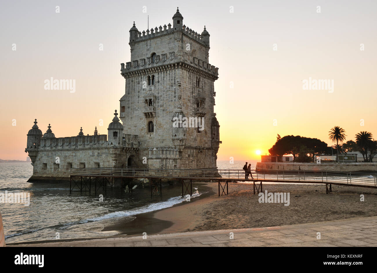 Torre de Belém (Torre di Belém), patrimonio dell'umanità dell'UNESCO, costruita nel 16 ° secolo in stile portoghese manuelino al crepuscolo. Il fiume Tago nel Foto Stock